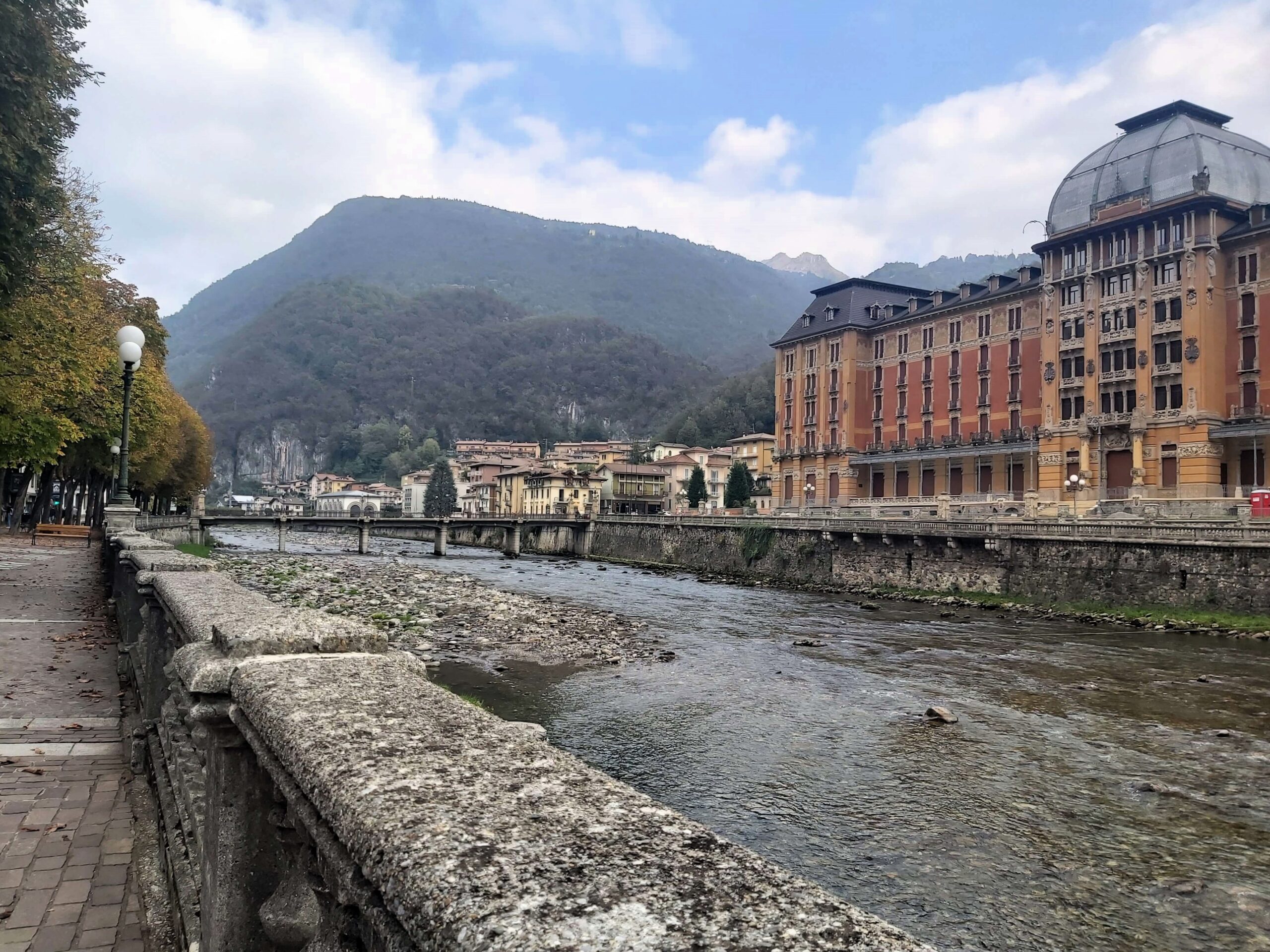 View of the River Brembo, buildings and mountains, San Pellegrino Terme, Italia