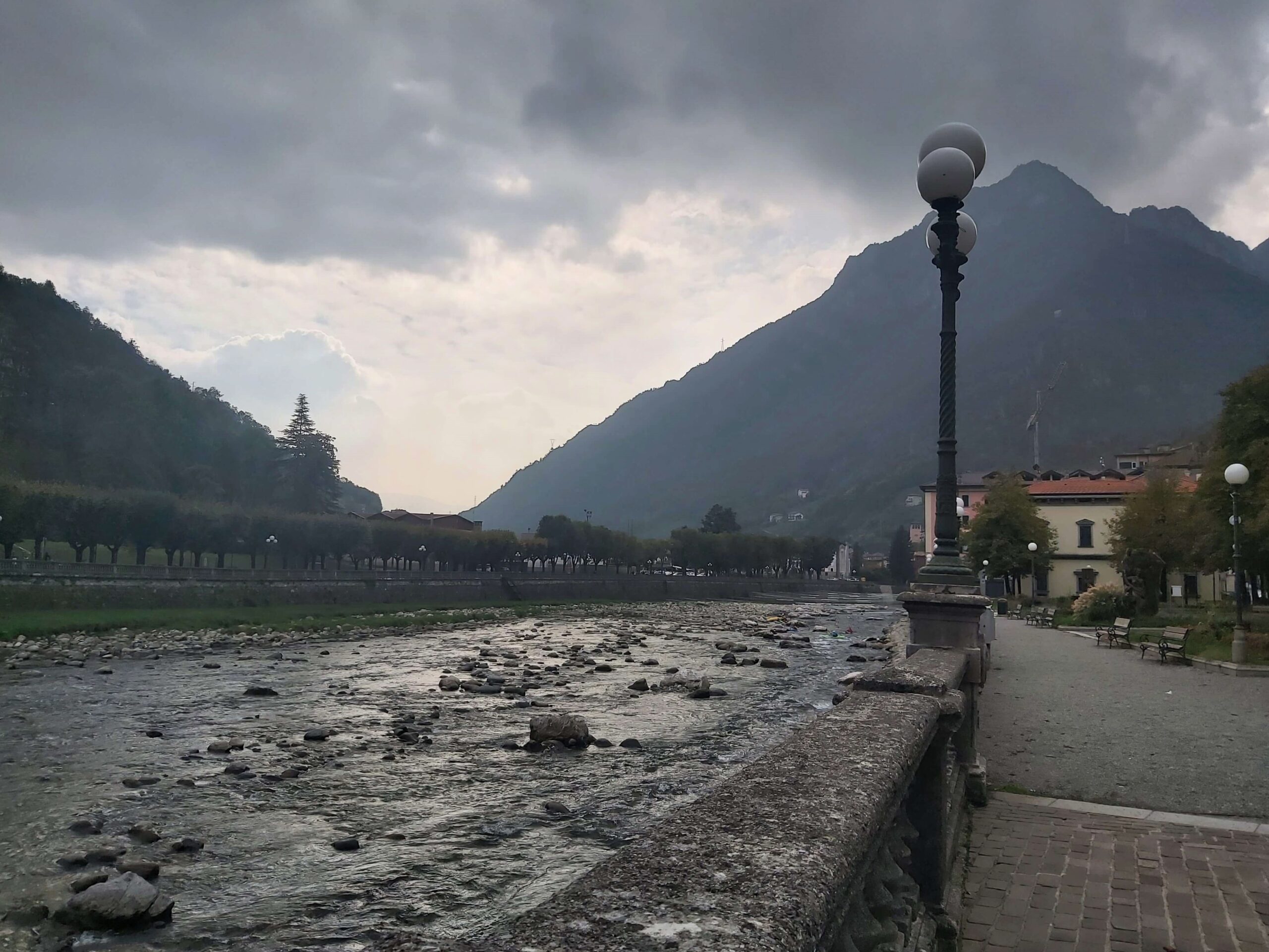 View of the River Brembo and mountains, San Pellegrino Terme, Italia