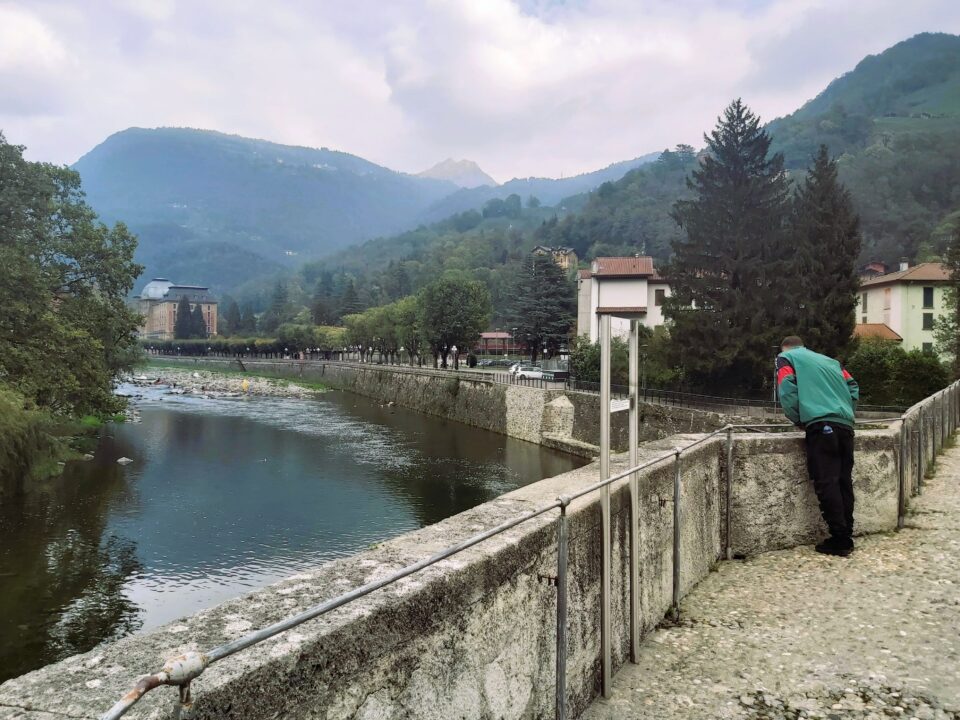 River Brembo and man, San Pellegrino Terme, Italia