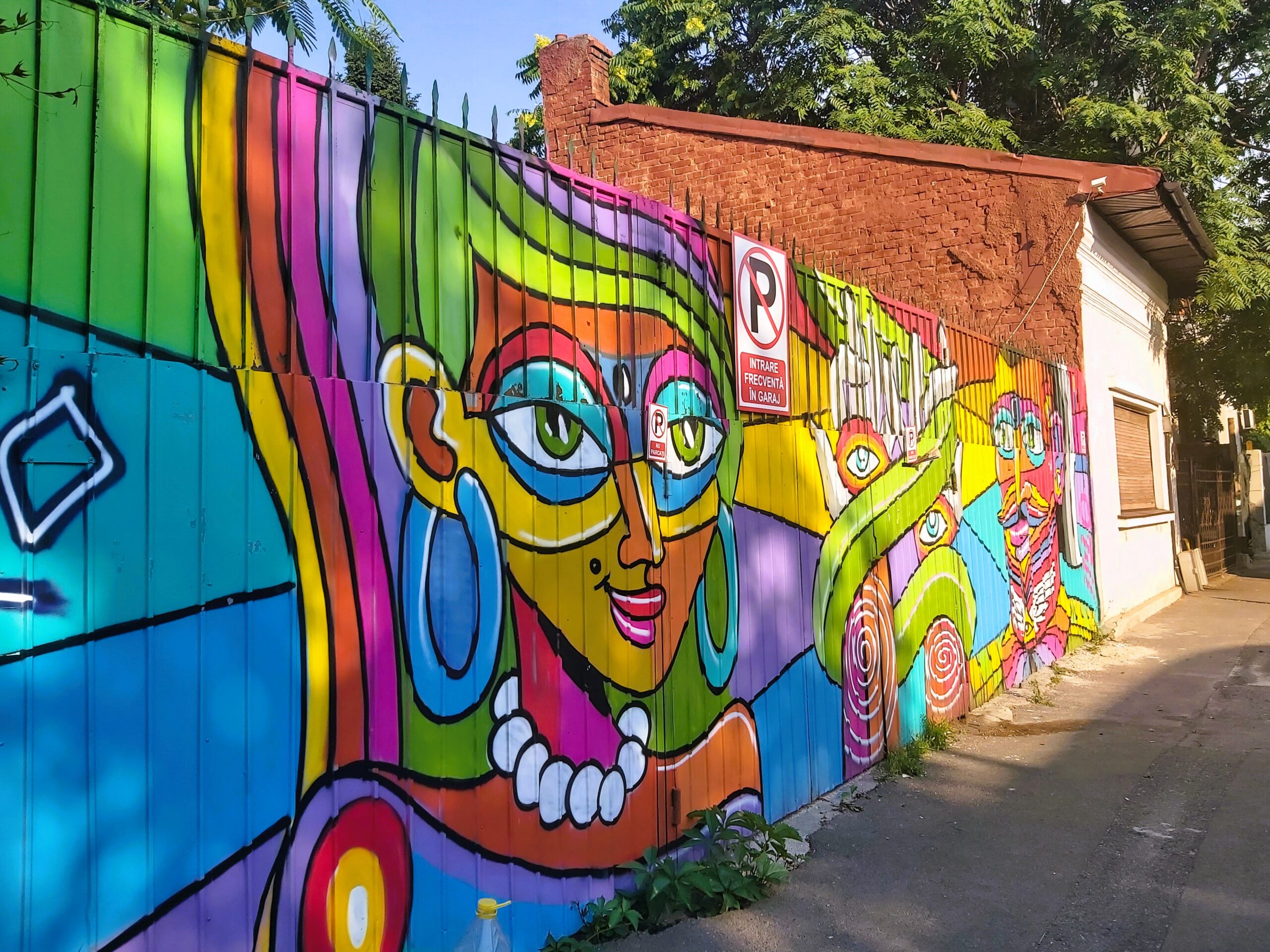 A colourful graffiti picture of a woman in București, Romania