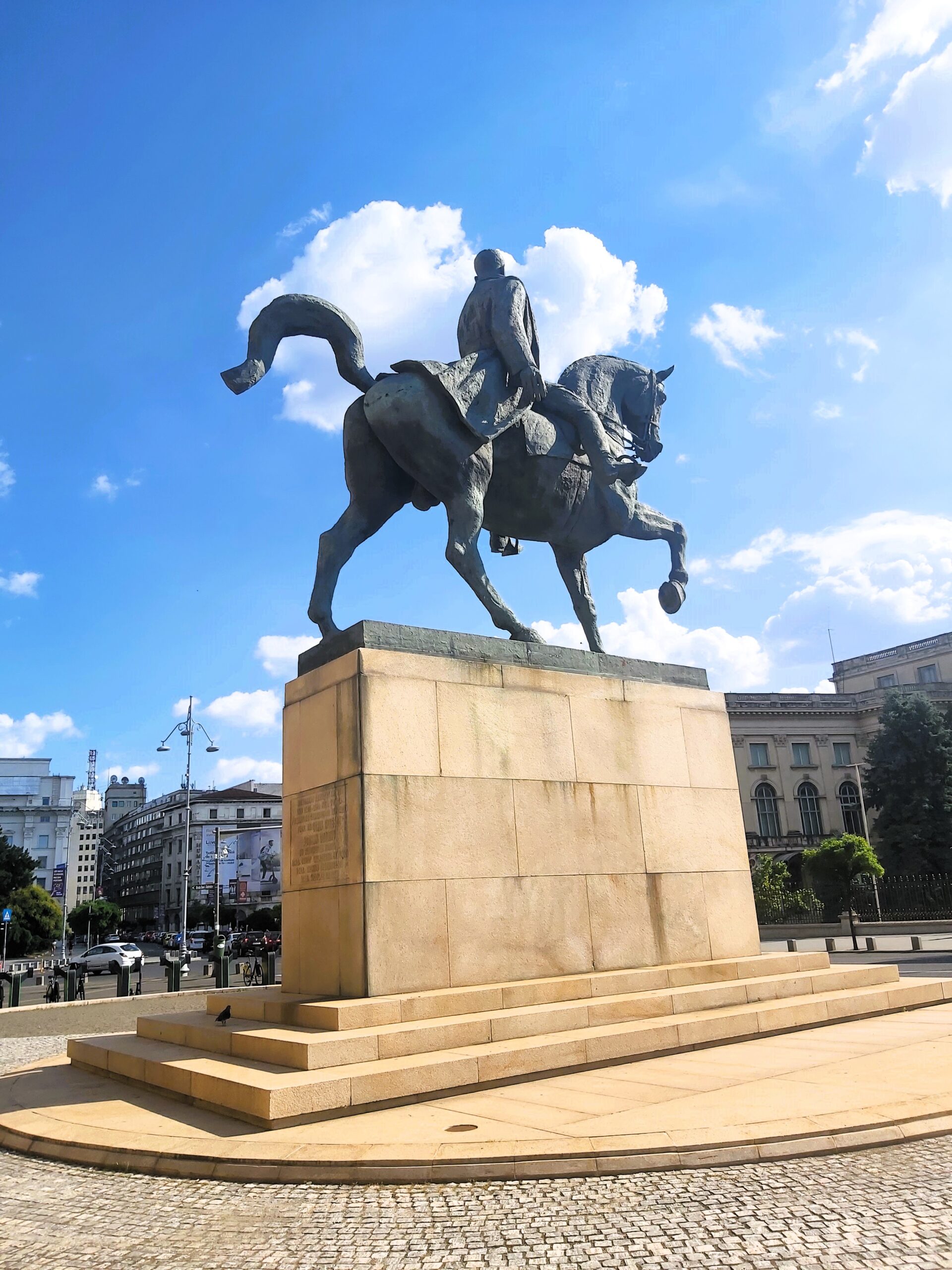 A rear view of a horse statue in București, Romania