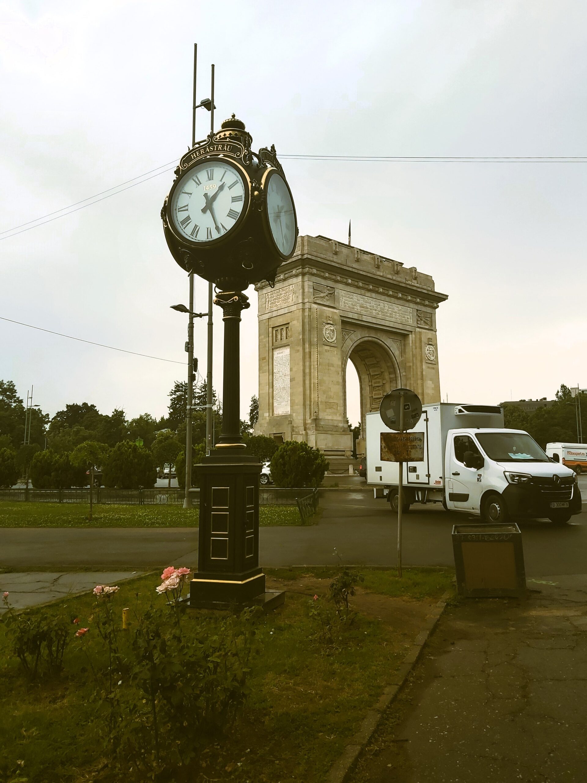 Arcul de Triumf and clock in București, Romania