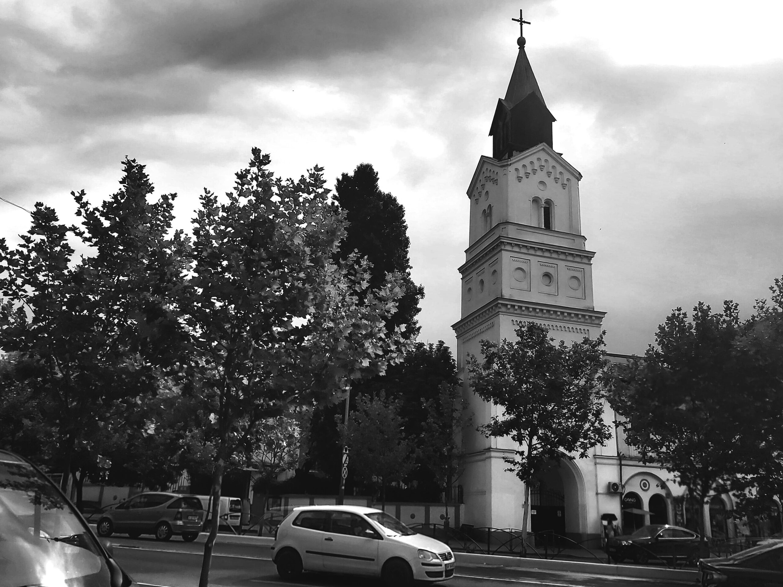 A black and white shot of a church in București, Romania