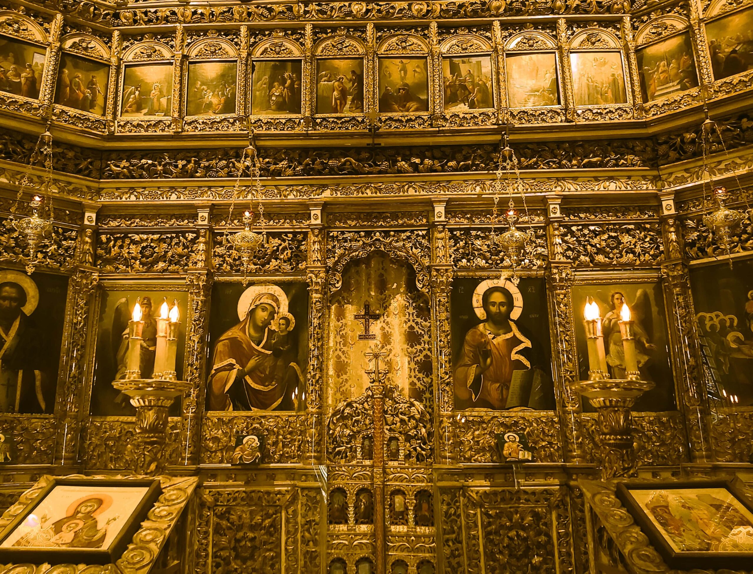 The golden iconostasis in Biserica Albă in București, Romania